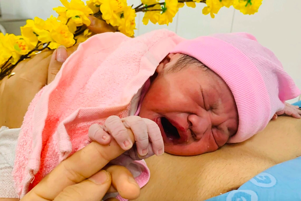 Proposal to support women giving birth to two children before age 35 with two million dong