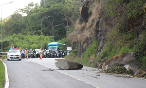 Removing a precarious 15-ton rock on Bao Loc Pass