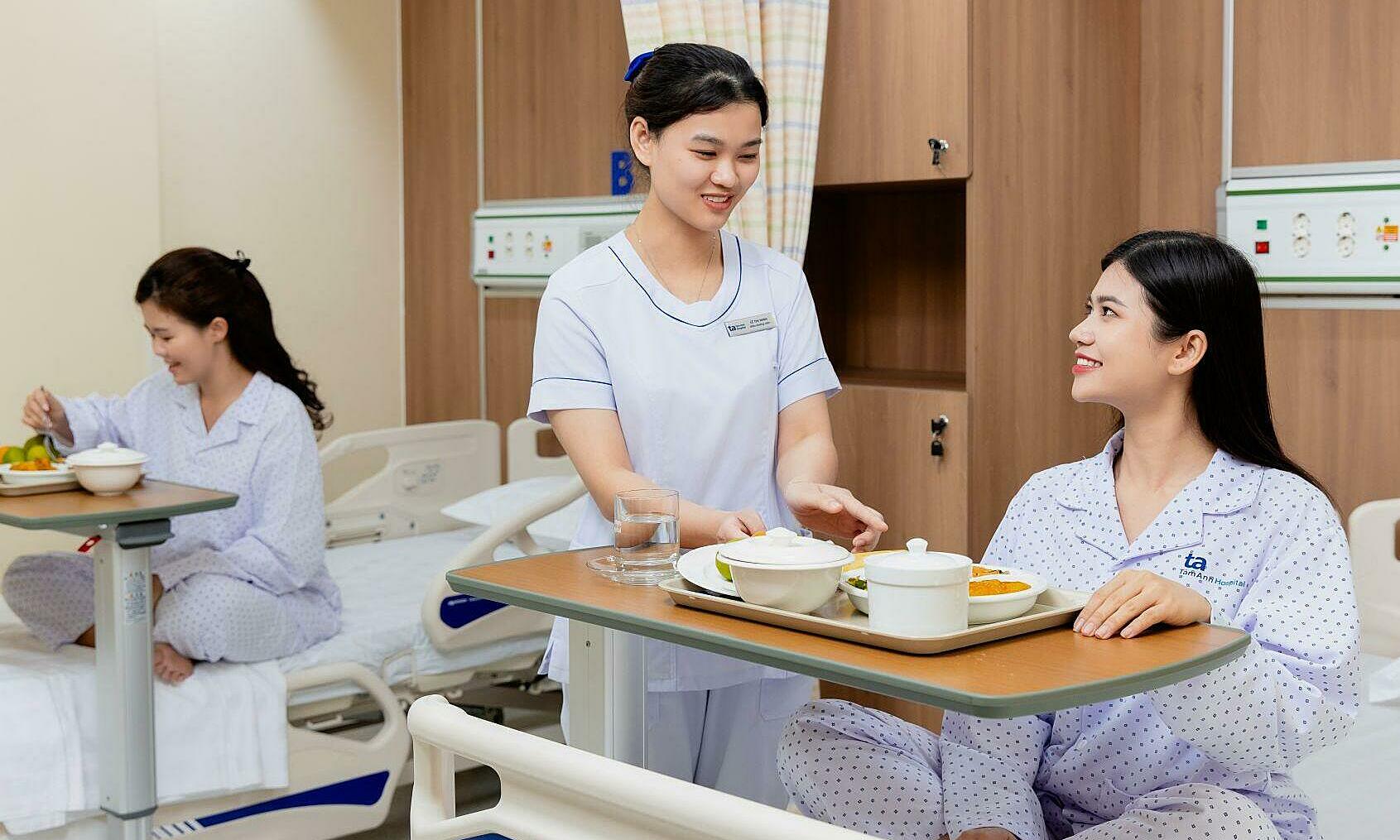 What should pregnant women eat in the first trimester?