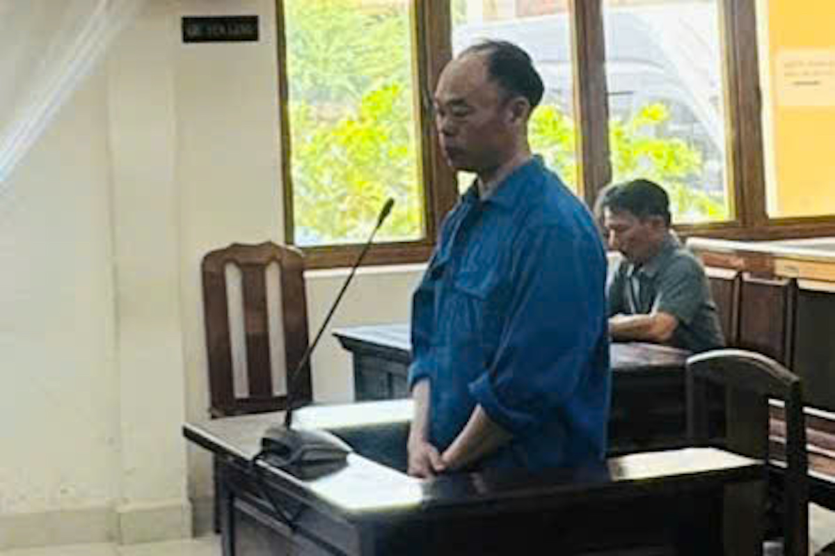 Doctor attacks colleague over 'slander'