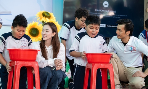 Nhan Phuc Vinh, Ha Thu practice drowning prevention with 1,000 students