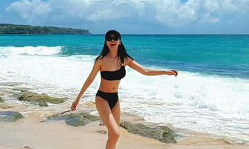 Beach attire of the beauty from 'my sunshine'