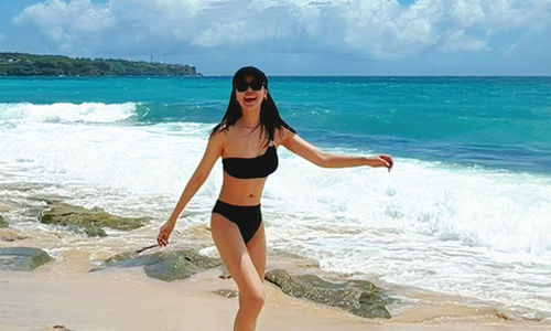 Beach attire of the beauty from 'my sunshine'