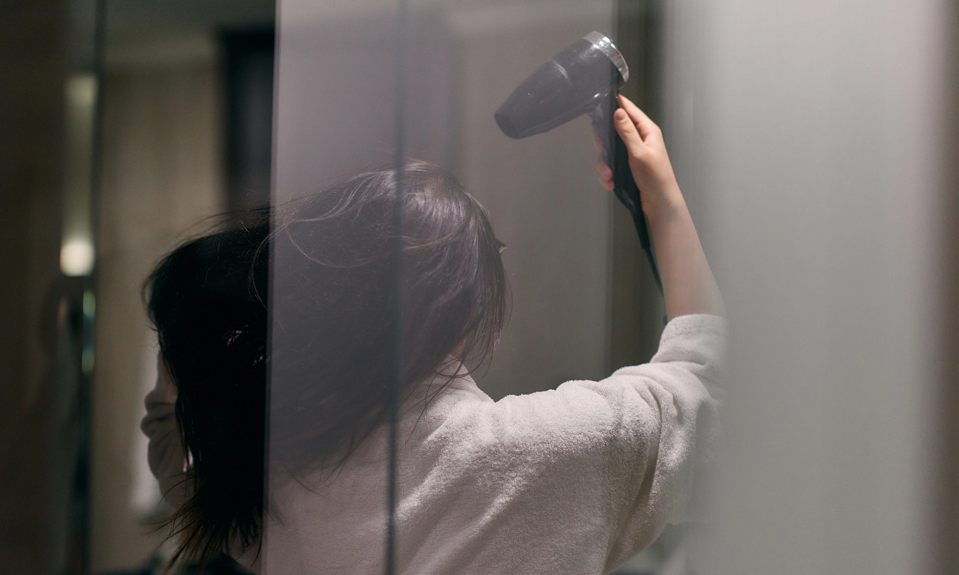 Can using a hairdryer remove genital warts?