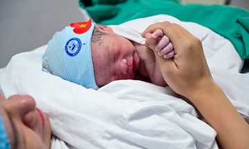 From 1/7, mothers giving birth to a second child may take 7 months leave, fathers get more days to care for their child