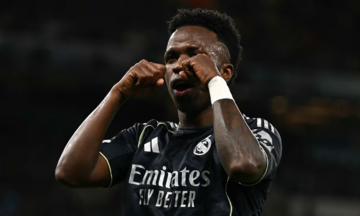Vinicius feigns crying to mock Man City fans