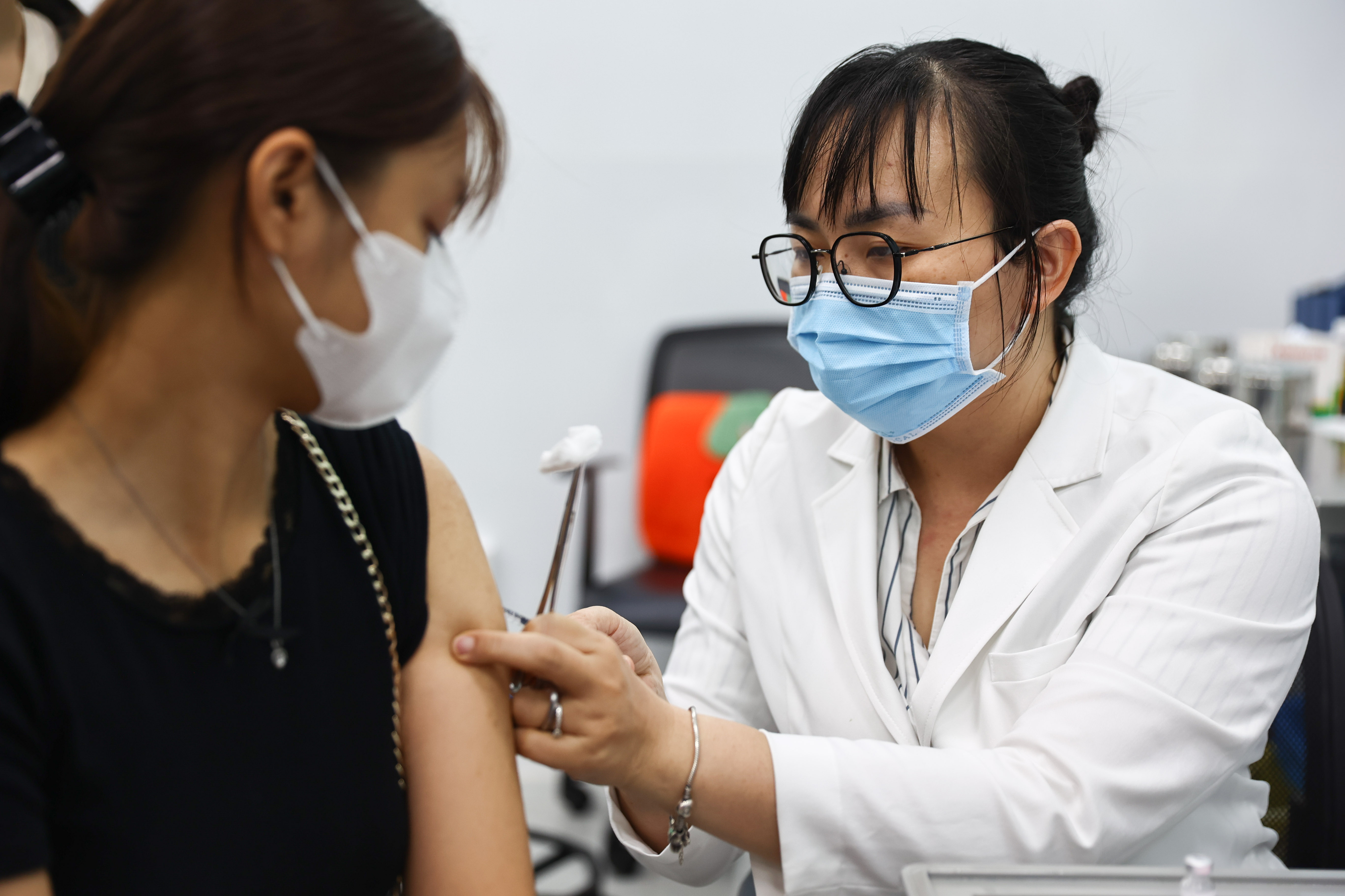 Individuals experiencing fatal adverse events after vaccination may receive over 100 million dong in compensation