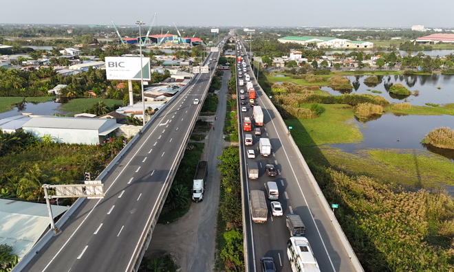 Traffic police deploy "undercover vehicles" to record violations on HCMC - Can Tho expressway