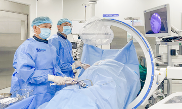 Kidney stone removal using 'mini-tunnel' through the skin