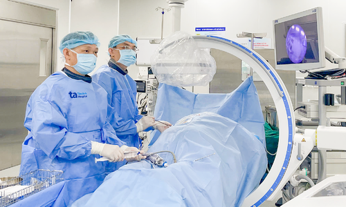 Kidney stone removal using 'mini-tunnel' through the skin