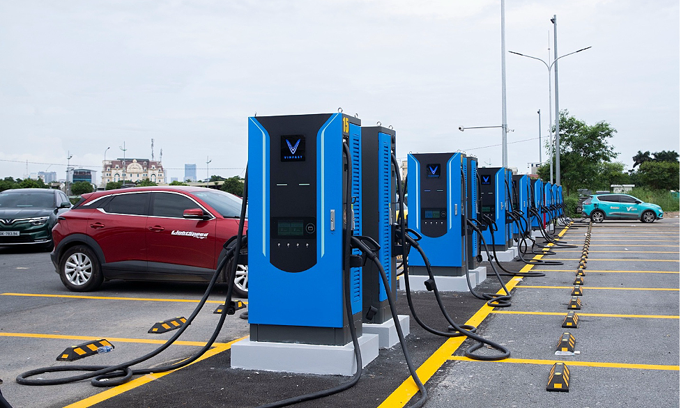 Experts weigh in on 'super charging stations' for electric vehicles