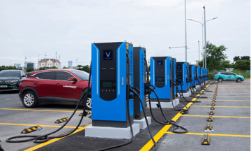 Experts weigh in on 'super charging stations' for electric vehicles