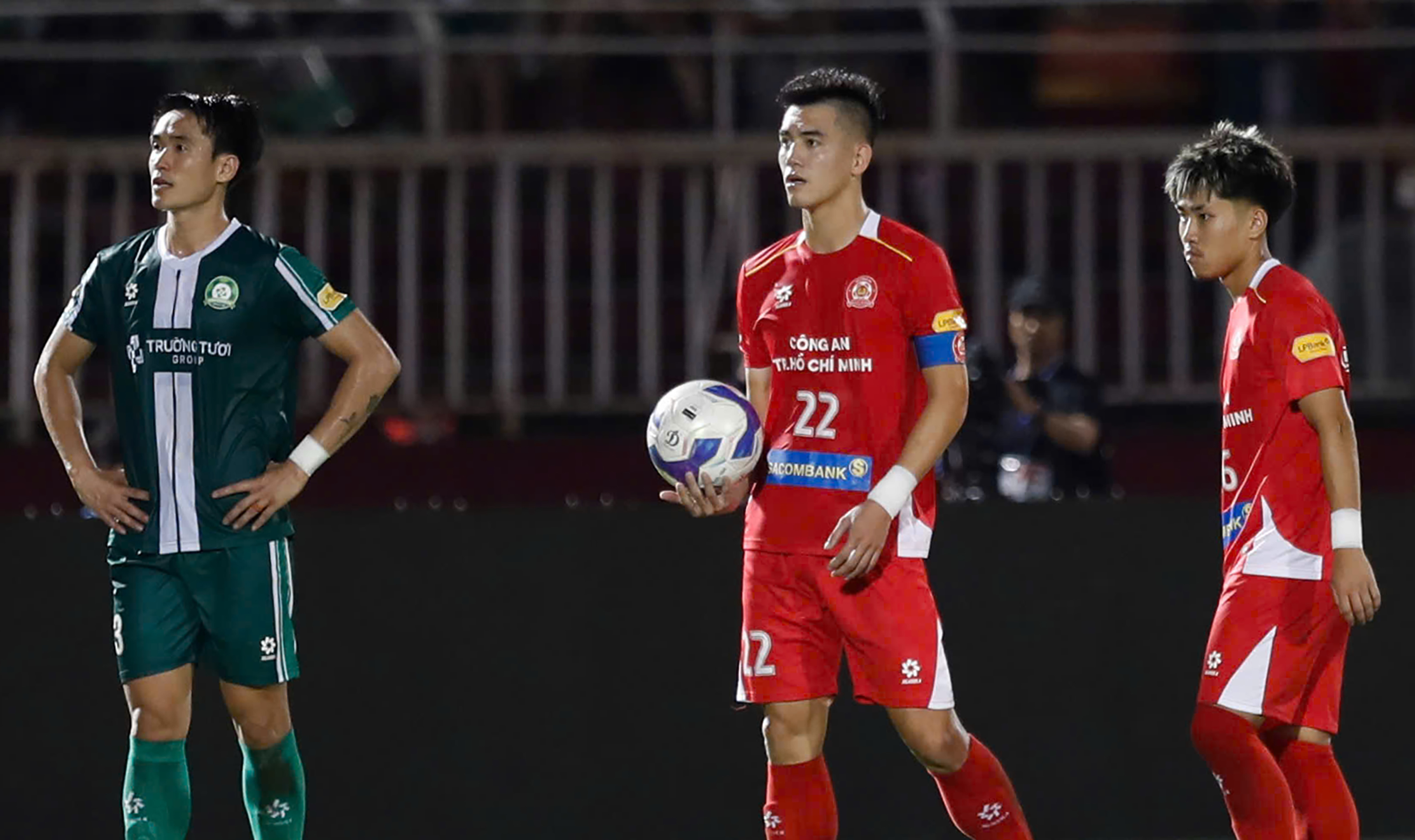 Tien Linh gives up penalty kick to Vietnamese-Australian teammate