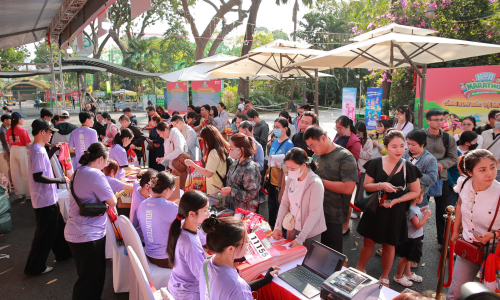 Ho Chi Minh City parents line up for children's Kun Marathon race kits