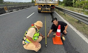 Driver fined 13 million VND for improper warning placement