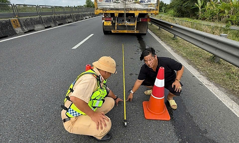 Driver fined 13 million VND for improper warning placement