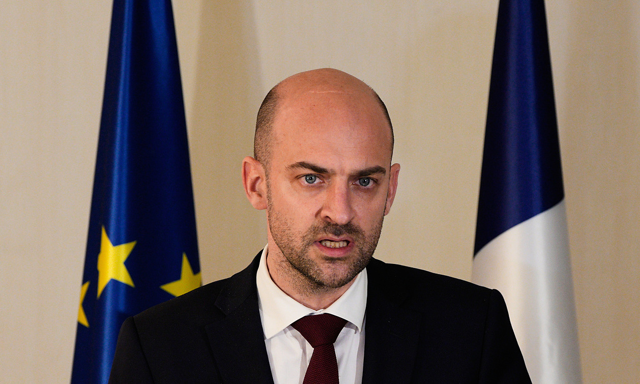 French foreign minister calls on Iran to make concessions to end conflict