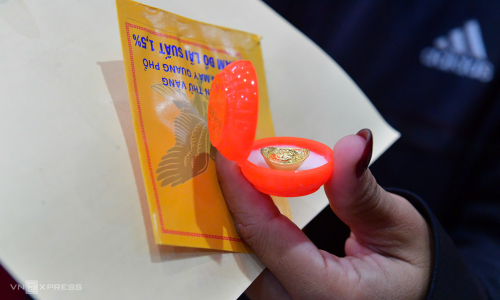 Gold price drops another one million dong