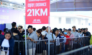 Runners queue for bibs at Ho Chi Minh City midnight marathon