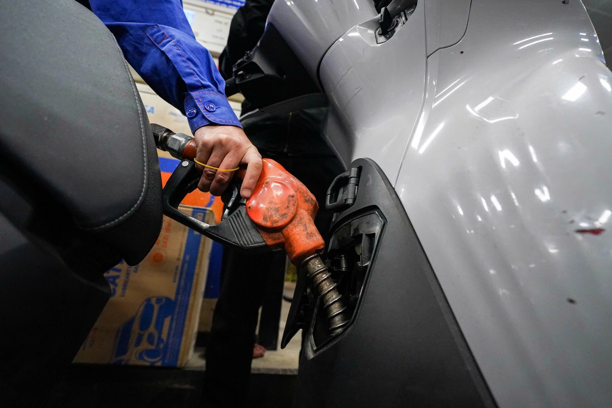 Politburo encourages public fuel conservation