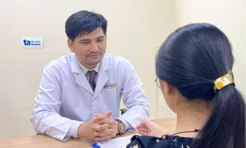 Does early menopause increase breast cancer risk?