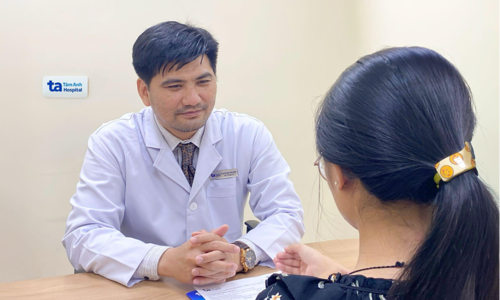 Does early menopause increase breast cancer risk?