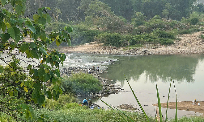 Police captain dies pursuing 'sand pirates' in Khanh Hoa