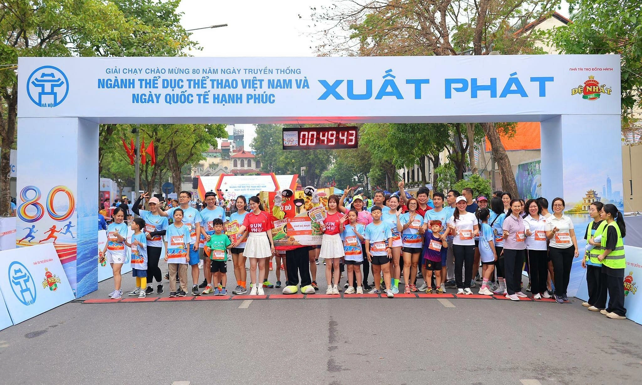 Pho De Nhat's presence at the 80th anniversary sports industry running race