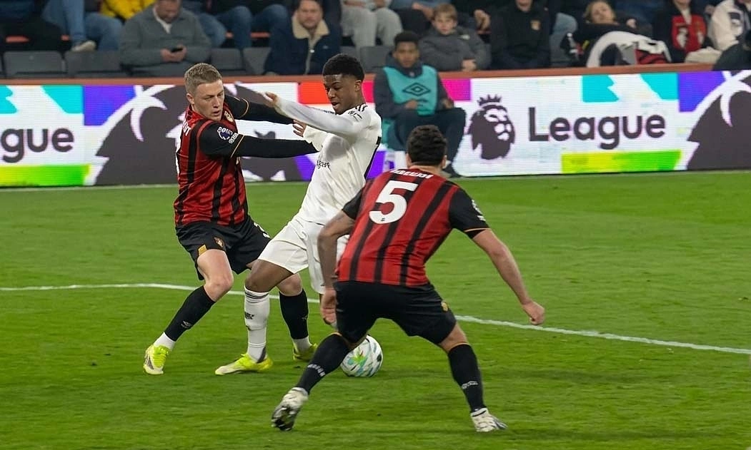 Manchester United lodges complaint with Premier League refereeing body