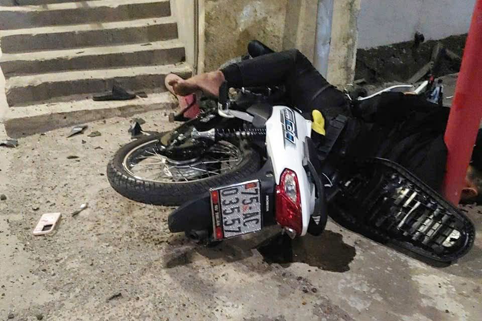 Two people die in front of Phu Gia tunnel entrance