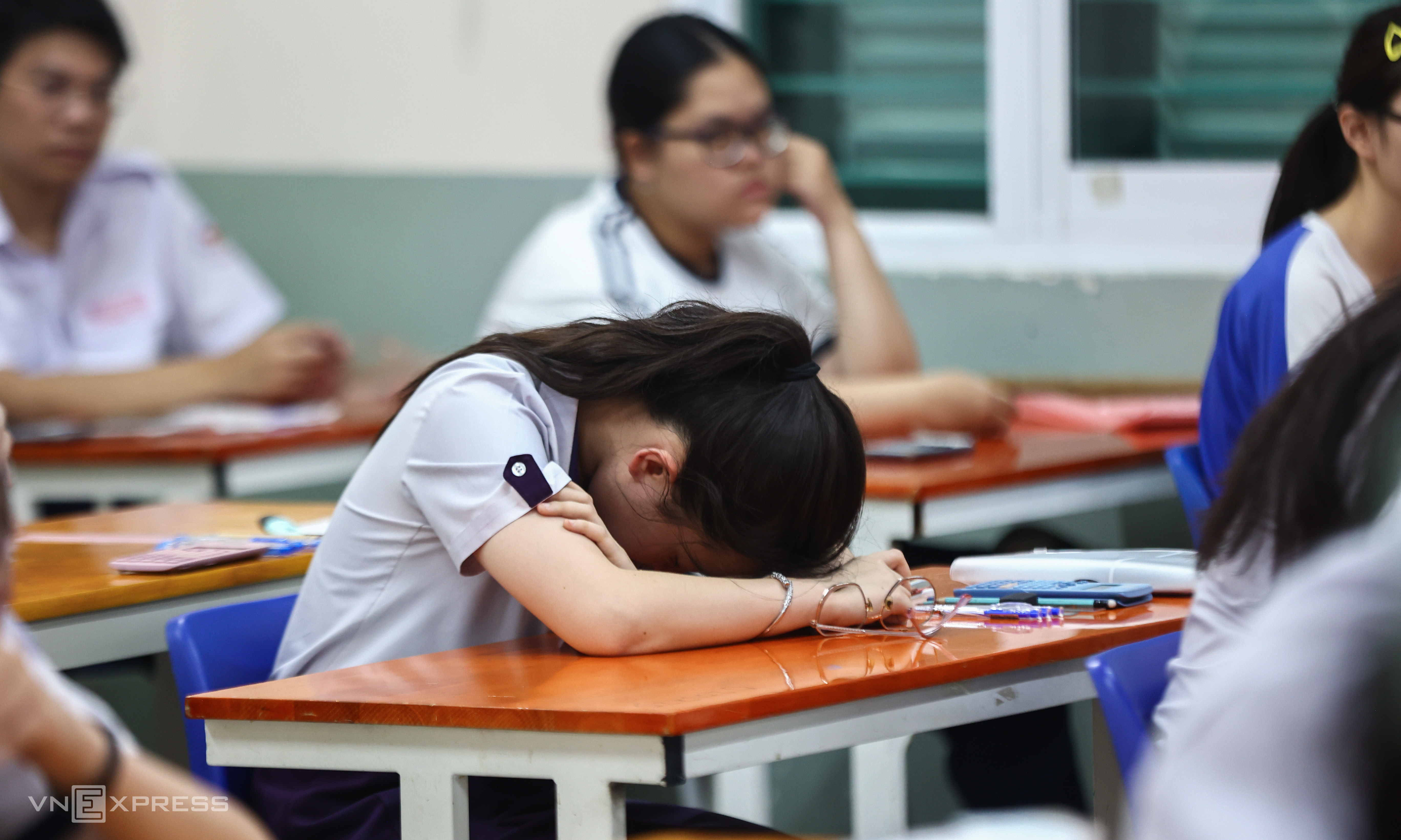 What path for high school graduates scoring below 15 points?