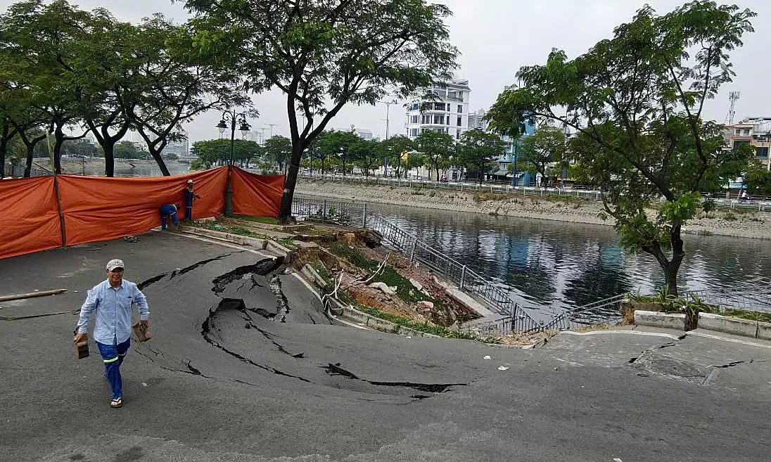 100 billion VND needed to repair road split along Tau Hu Canal