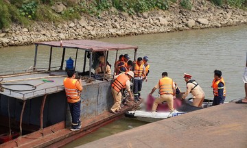 Sand dredging boat overturns on Red River, one dead