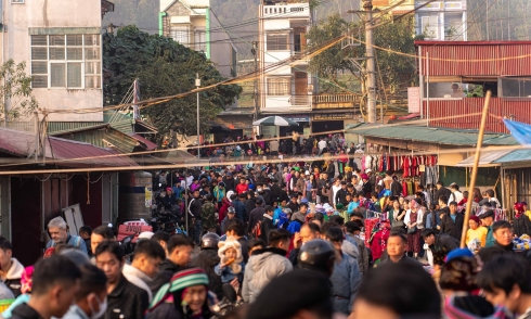 Tourists and locals flock to Dong Van Old Quarter's bustling weekend market