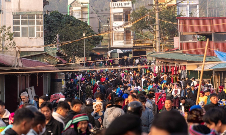Tourists and locals flock to Dong Van Old Quarter's bustling weekend market