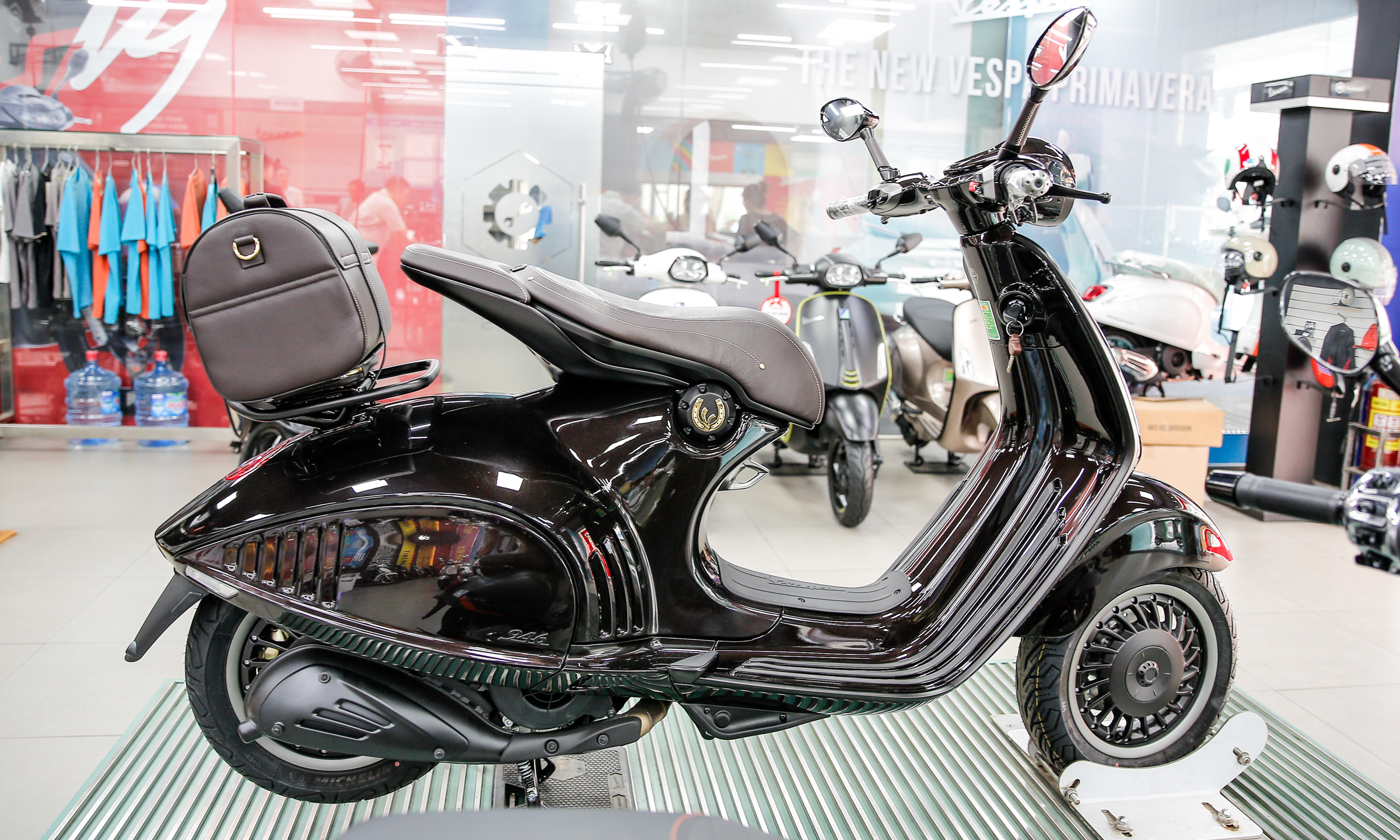 Vespa 946 Horse: special edition for the Binh Ngo Year priced over half a billion VND