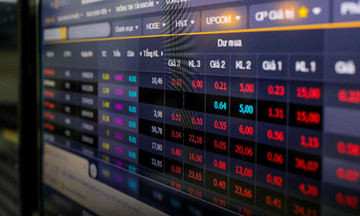 VN-Index drops 34 points on Monday morning