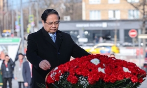 Prime Minister lays wreath at President Ho Chi Minh monument in Moscow