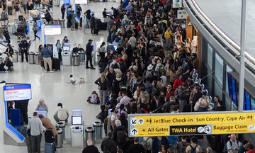 US deploys immigration agents to ease airport congestion