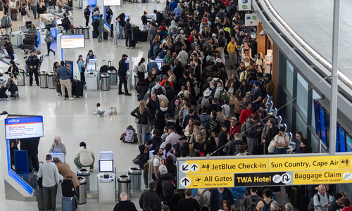 US deploys immigration agents to ease airport congestion