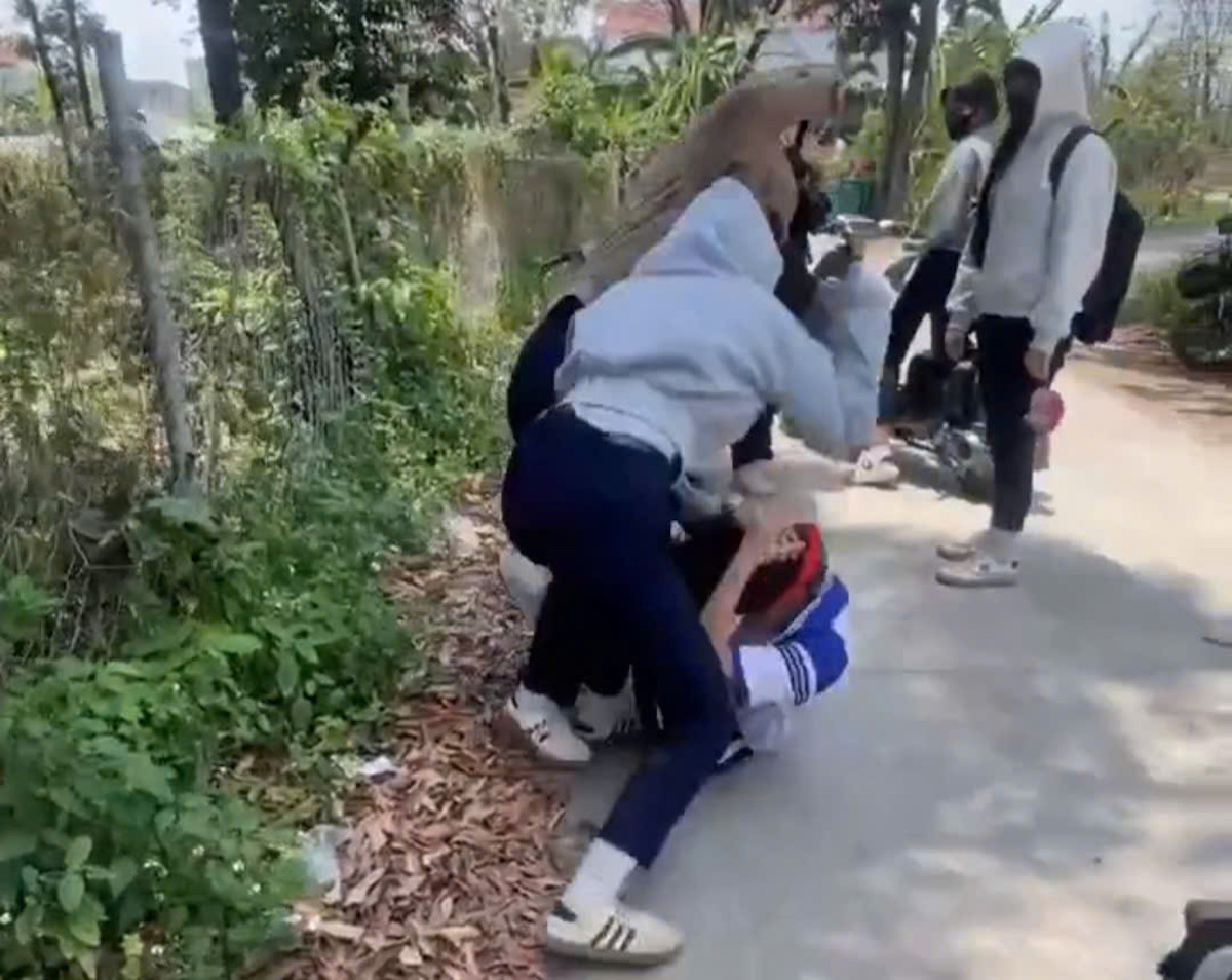 8th-grade student assaulted by group in street