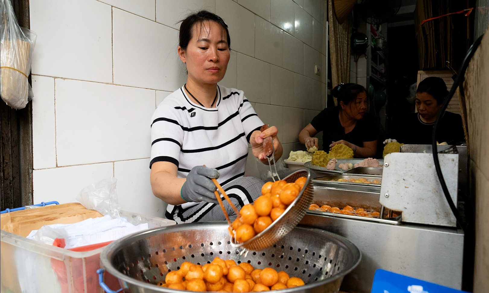 Tiny donut shop sells thousands of pieces every day