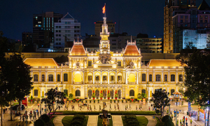 Ho Chi Minh City shines bright during VnExpress Marathon night race