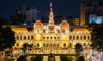 Ho Chi Minh City shines bright during VnExpress Marathon night race