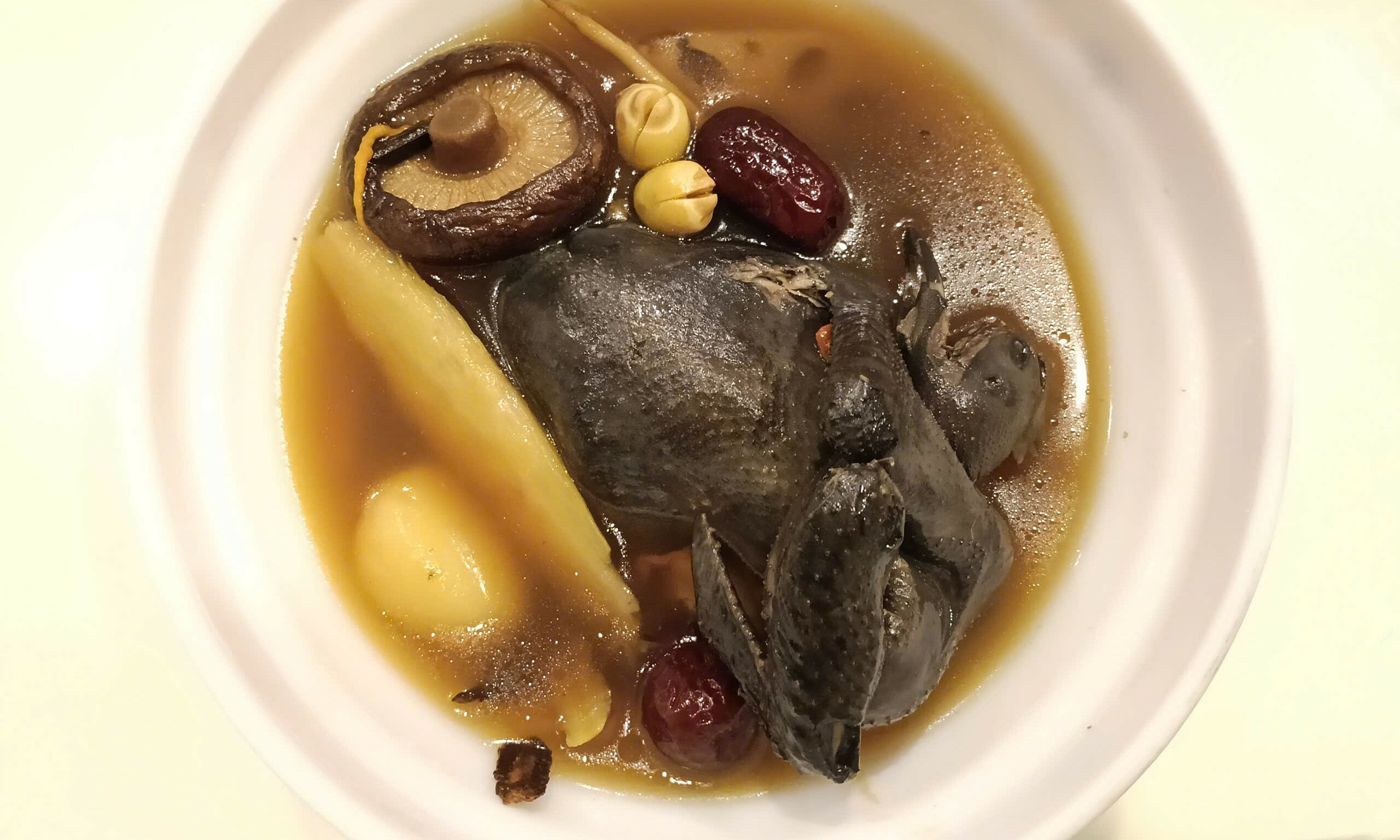 Does eating black chicken and lotus seed porridge help with the common cold?