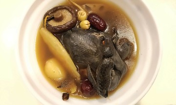Does eating black chicken and lotus seed porridge help with the common cold?