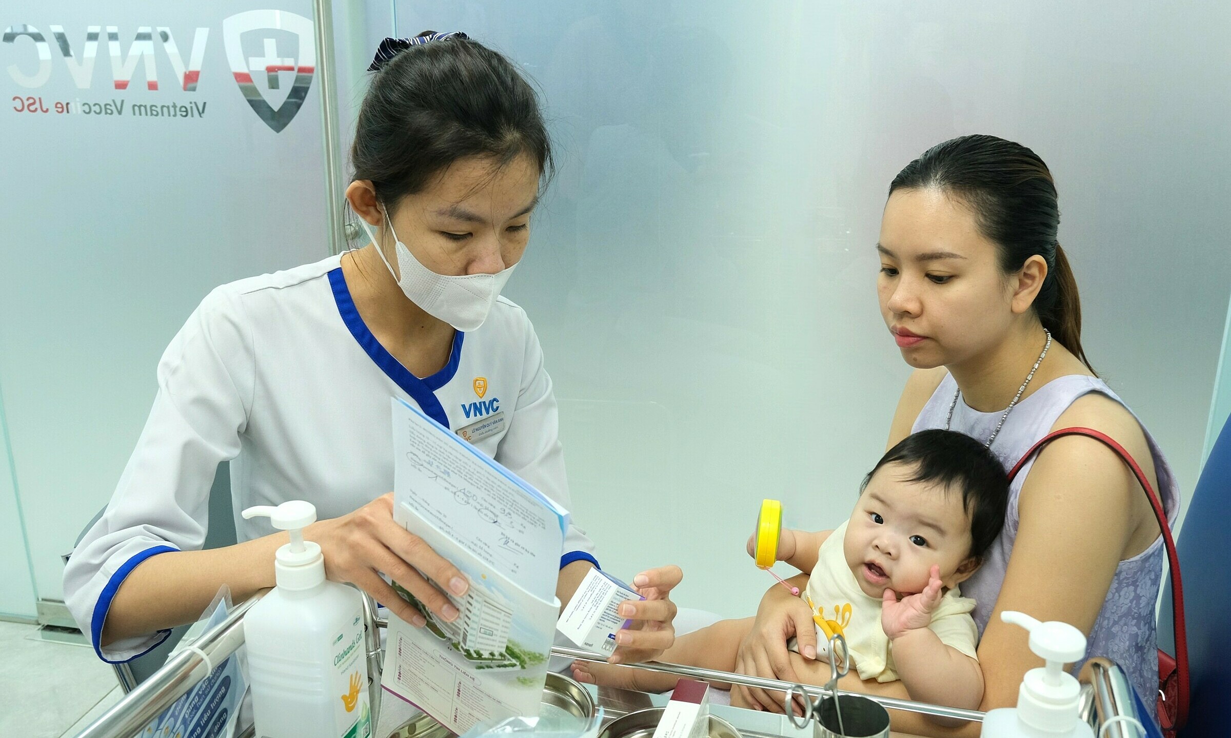 Can two types of meningococcal vaccine be administered simultaneously?