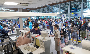 Overcrowded airport, Da Nang proposes increasing immigration personnel