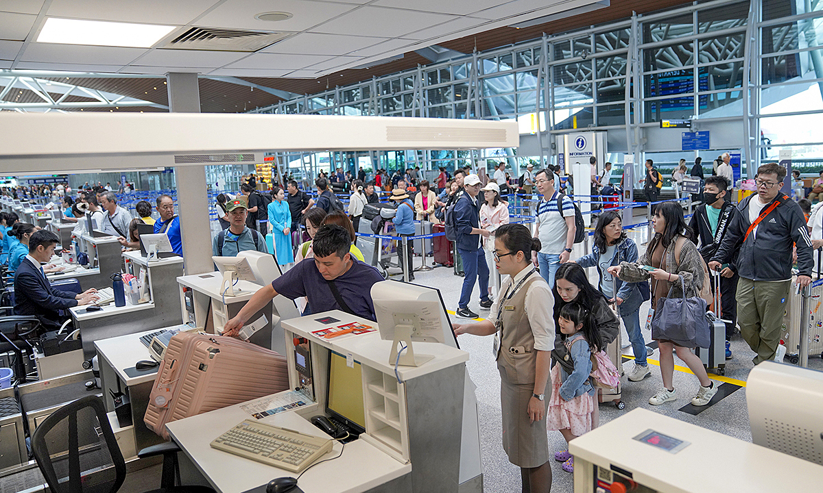 Overcrowded airport, Da Nang proposes increasing immigration personnel