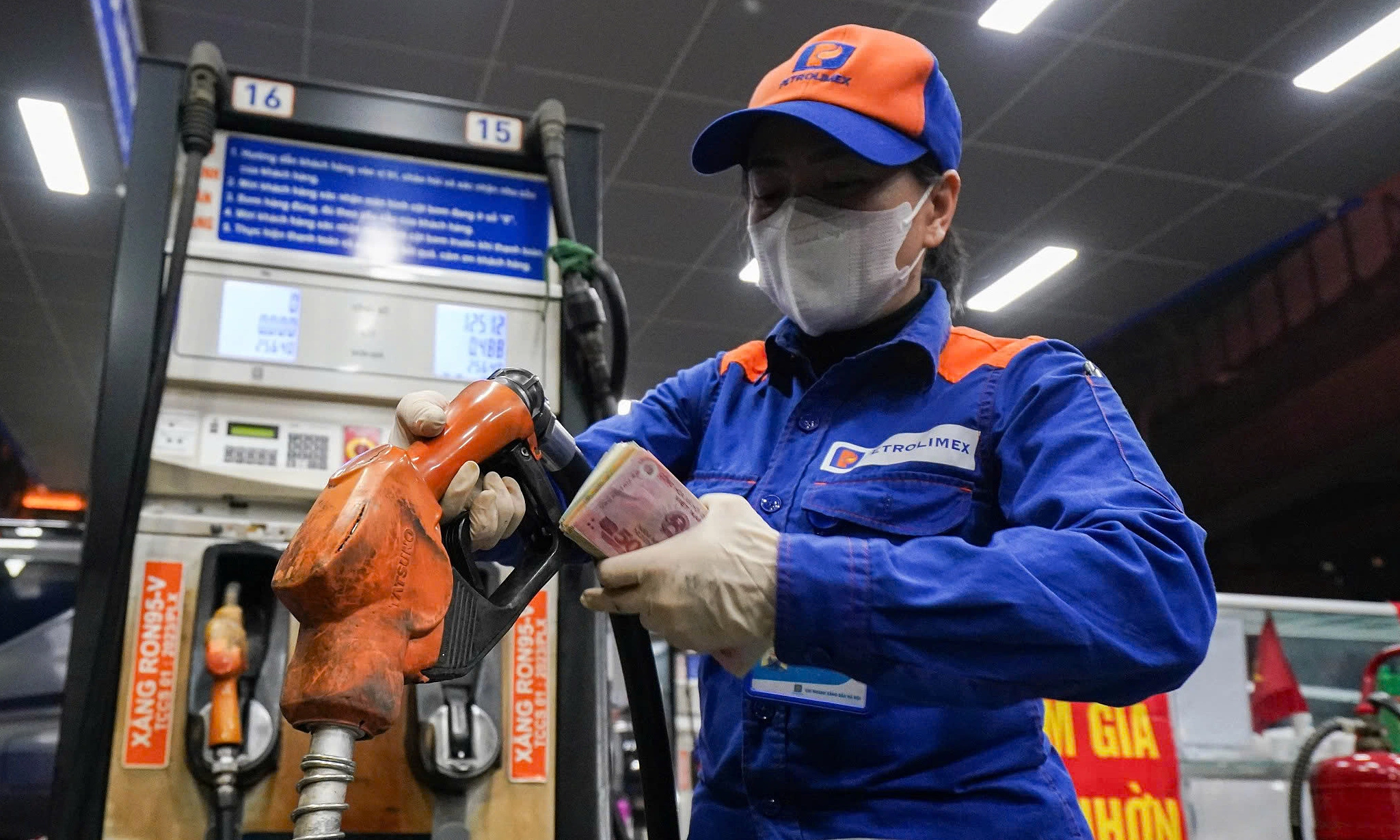 Fuel prices drop by nearly VND 4,000 per liter